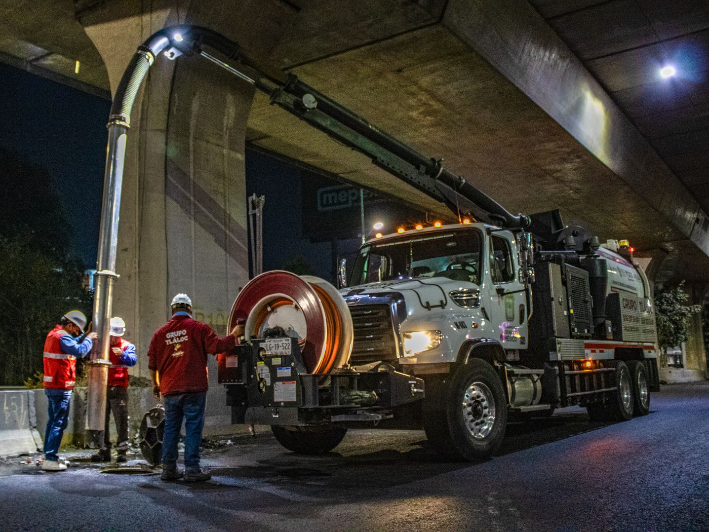 Camión vactor realizando mantenimiento especializado de redes