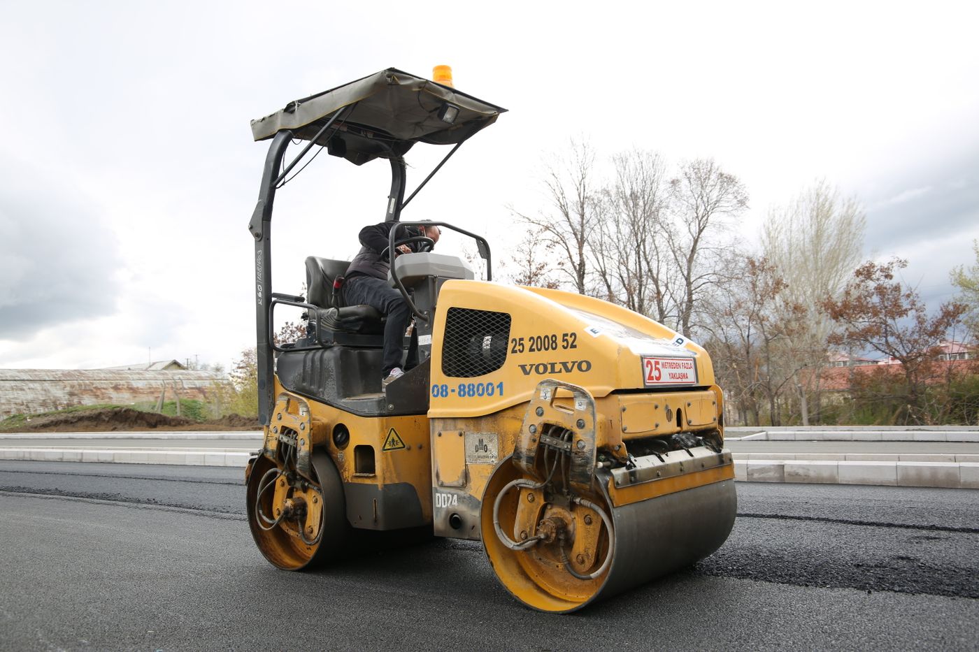 Vibrocompactador trabajando sobre una superficie de pavimento