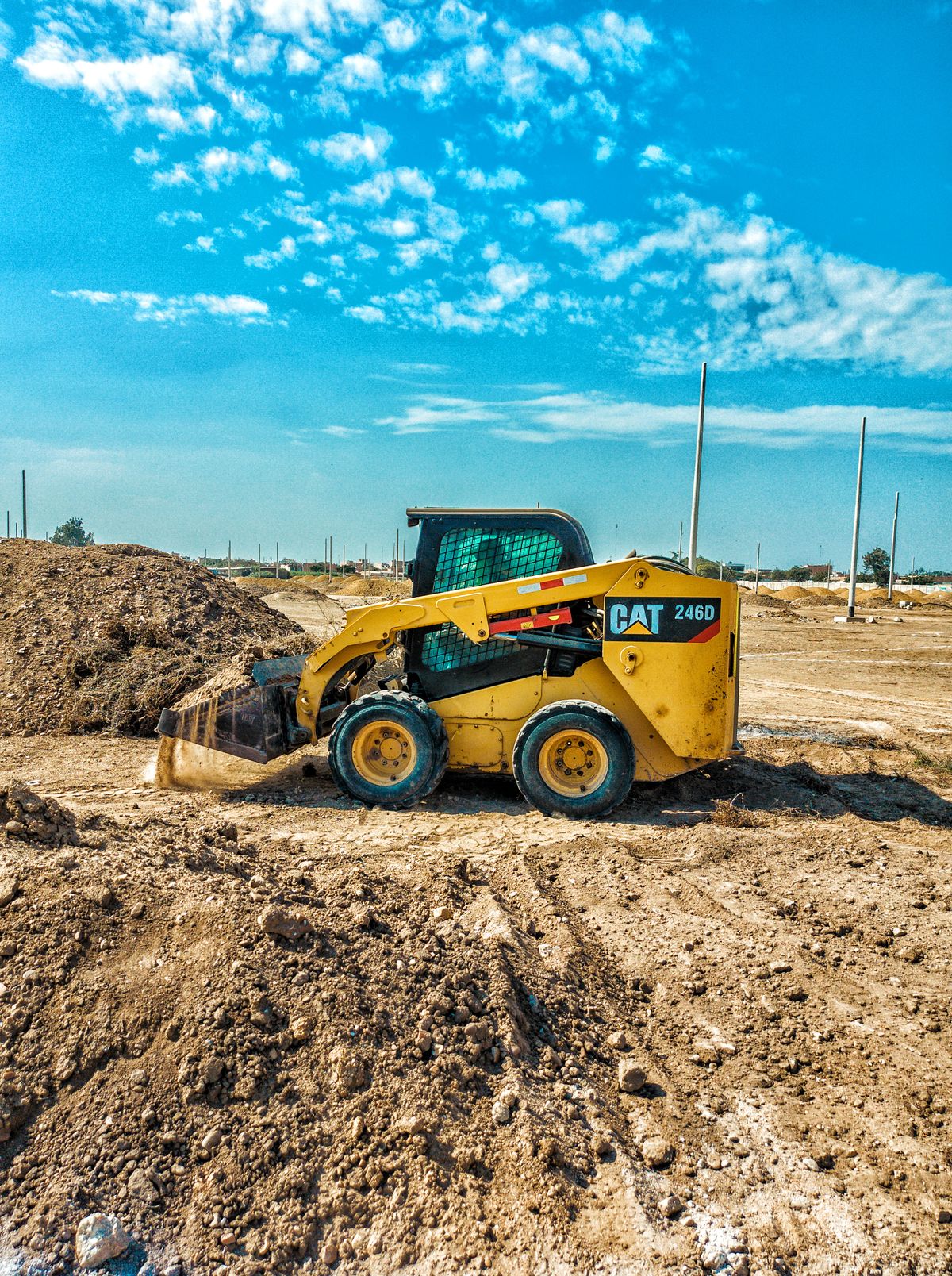 Minicargador trabajando en un espacio de construcción reducido
